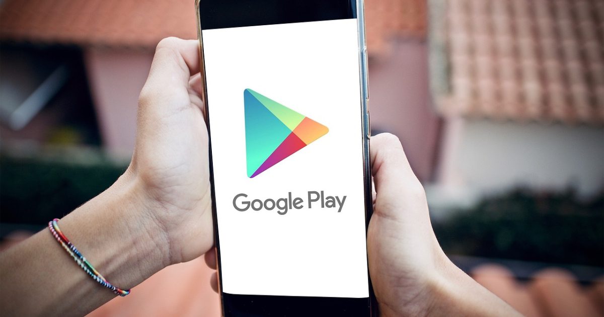米兰体育下载 App 主界面在手机屏幕上展开，深棕底色配焦橙高亮，赛程卡片自上而下排布，暖光从侧面打在机身边缘